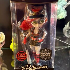 NIB Cryptozoic DC Bombshells Batwoman Noir Edition Toy Wars Exclusive